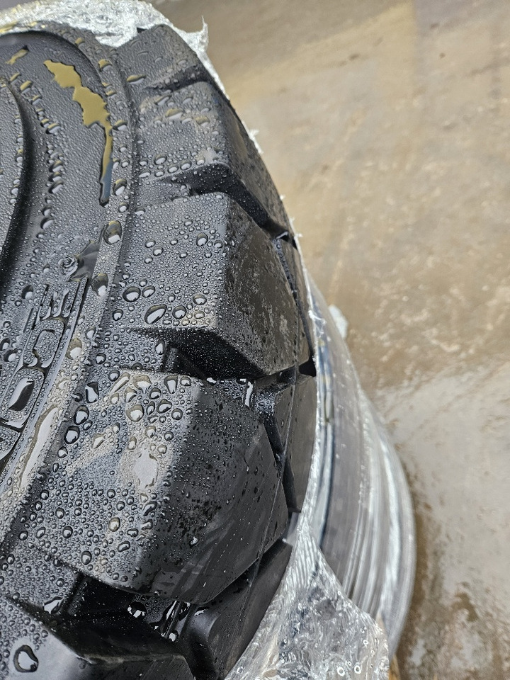 SOLID tires - Roue complète pour Pelle sur pneus: photos 4 SOLID tires - Roue complète pour Pelle sur pneus: photos 4