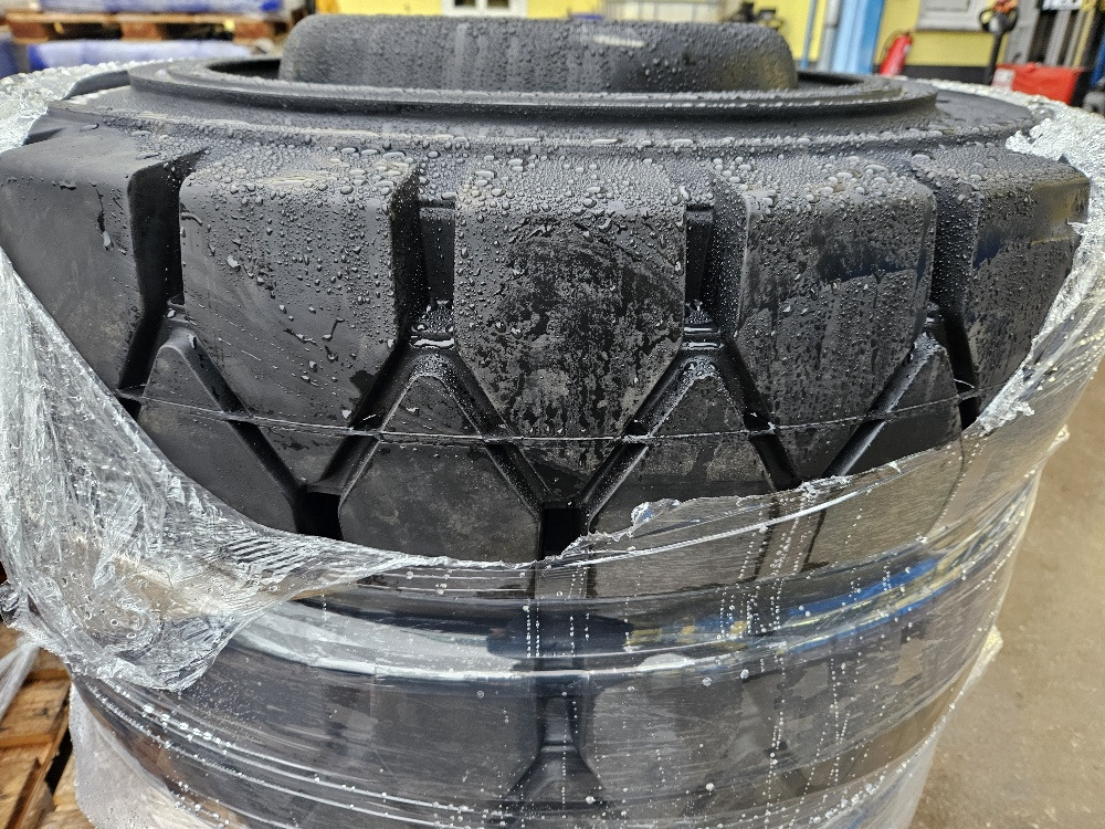 SOLID tires - Roue complète pour Pelle sur pneus: photos 2 SOLID tires - Roue complète pour Pelle sur pneus: photos 2