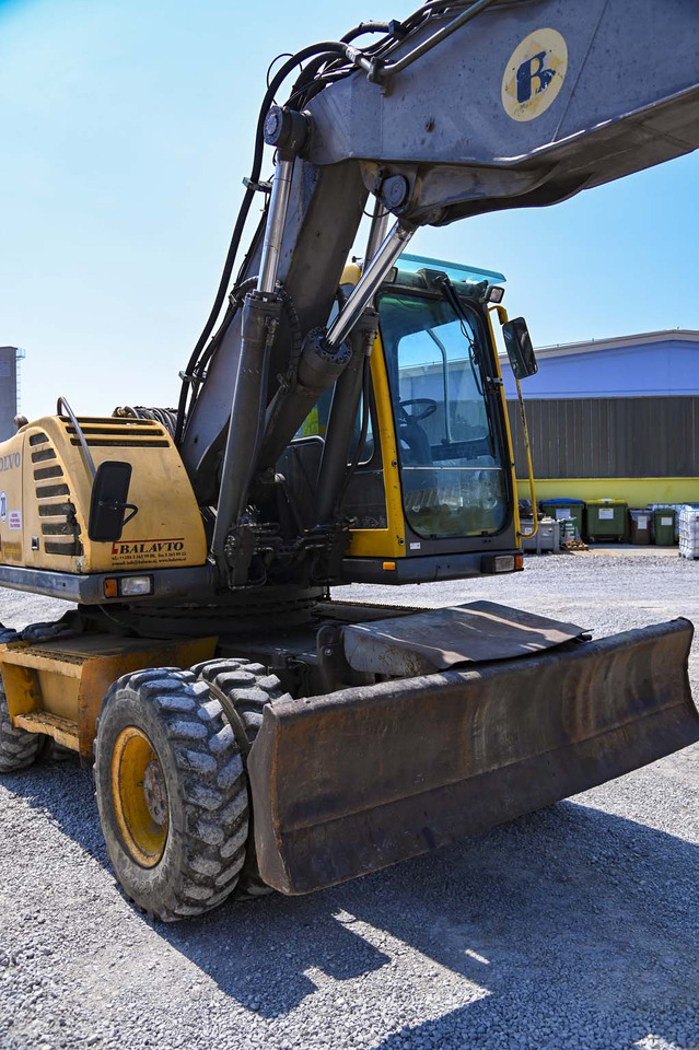 Pelle sur pneus VOLVO EW180B: photos 16