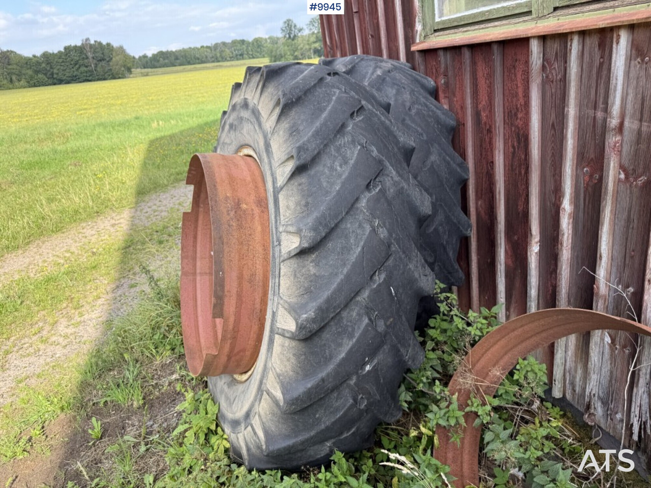 2 tractor tires with rims and rings - Roue complète pour Tracteur agricole: photos 2 2 tractor tires with rims and rings - Roue complète pour Tracteur agricole: photos 2