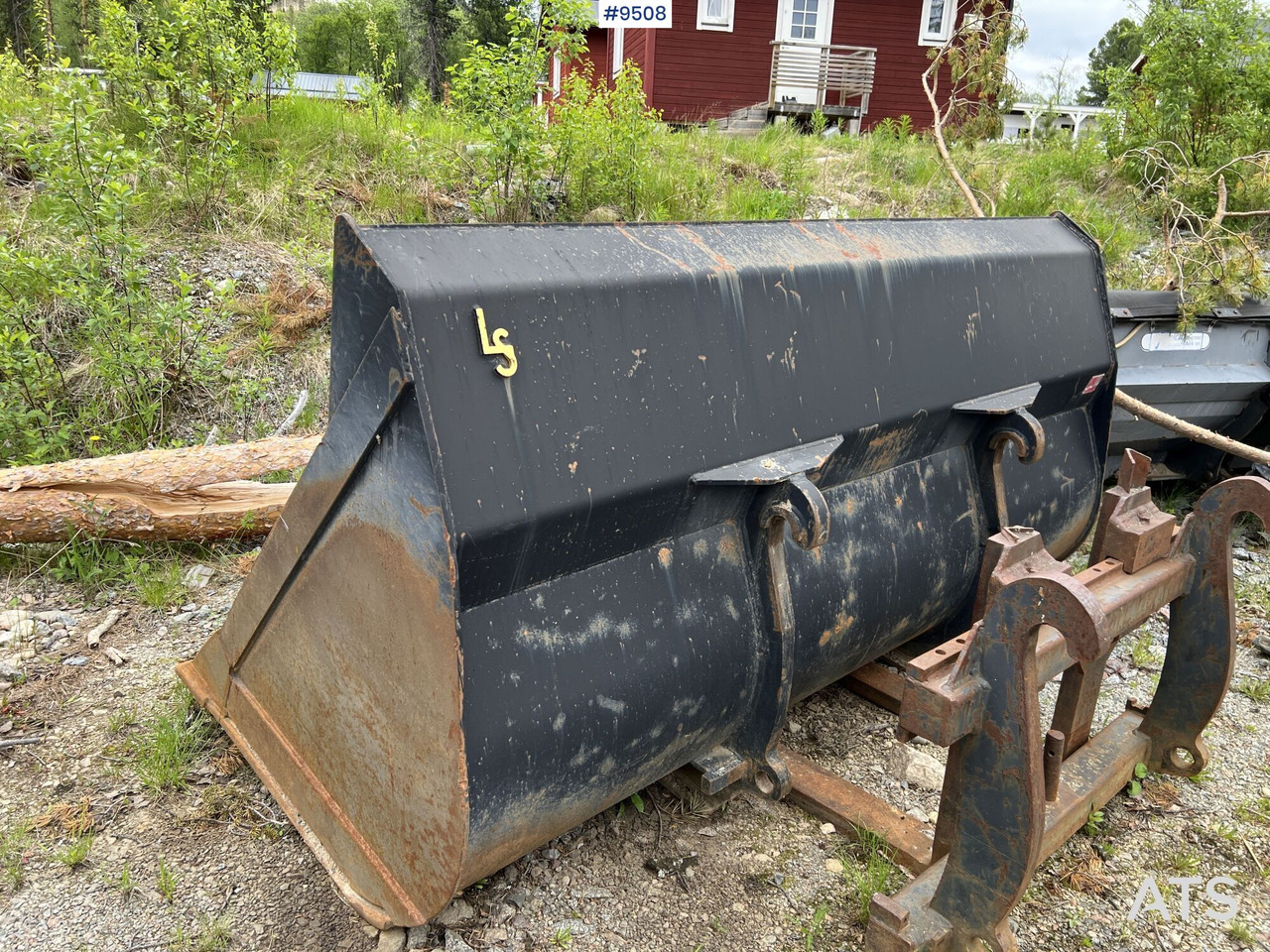 Bucket with Large BM - Godet pour chargeur: photos 3 Bucket with Large BM - Godet pour chargeur: photos 3