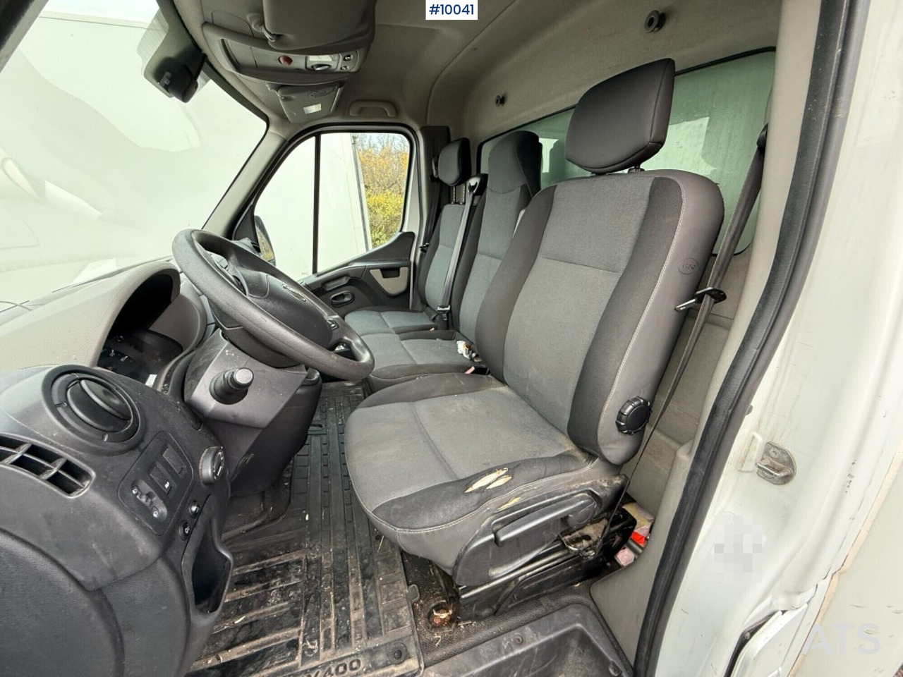 Nissan NV 400 with tail lift - Fourgon grand volume: photos 5 Nissan NV 400 with tail lift - Fourgon grand volume: photos 5