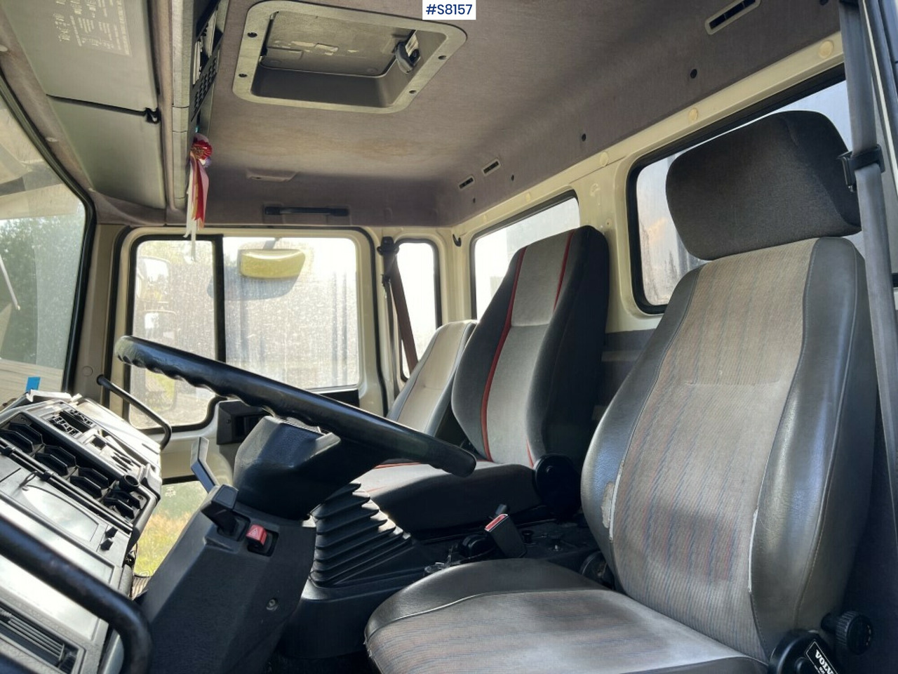 Rebuild boxtruck Volvo FL 608 to a horsetruck - SEE VIDEO - Camion chevaux: photos 3 Rebuild boxtruck Volvo FL 608 to a horsetruck - SEE VIDEO - Camion chevaux: photos 3