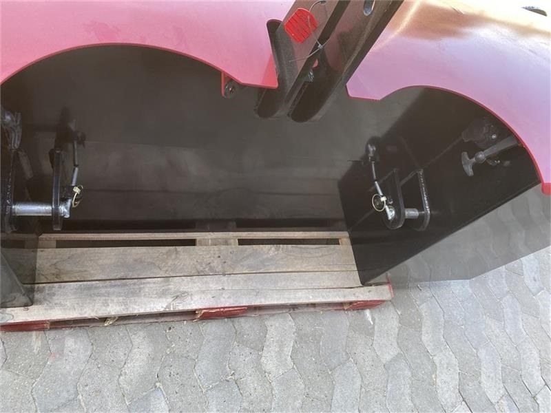 Case IH Frontvægtklods 1800 kg med lys - Contrepoids: photos 3 Case IH Frontvægtklods 1800 kg med lys - Contrepoids: photos 3
