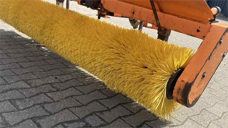 Nesbo FM 2400 S frontkost - Brosse pour Tracteur agricole: photos 1 Nesbo FM 2400 S frontkost - Brosse pour Tracteur agricole: photos 1