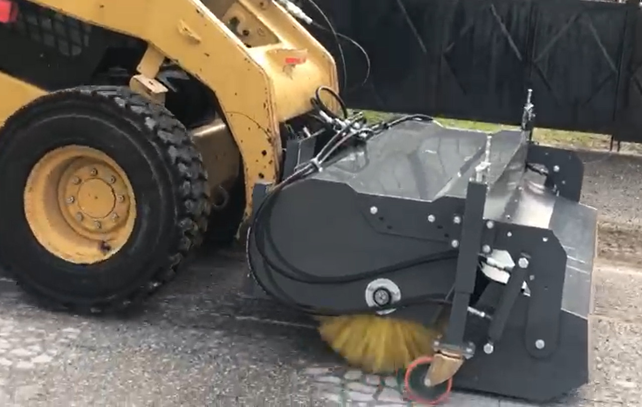 SAYGINLAR SKID STEER MOUNTED ROAD SWEEPER - Brosse pour Mini chargeuse: photos 2 SAYGINLAR SKID STEER MOUNTED ROAD SWEEPER - Brosse pour Mini chargeuse: photos 2