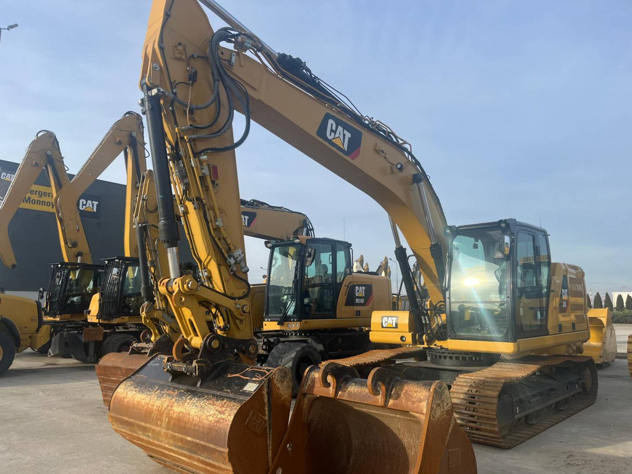 CAT 320 - Pelle sur chenille: photos 1 CAT 320 - Pelle sur chenille: photos 1