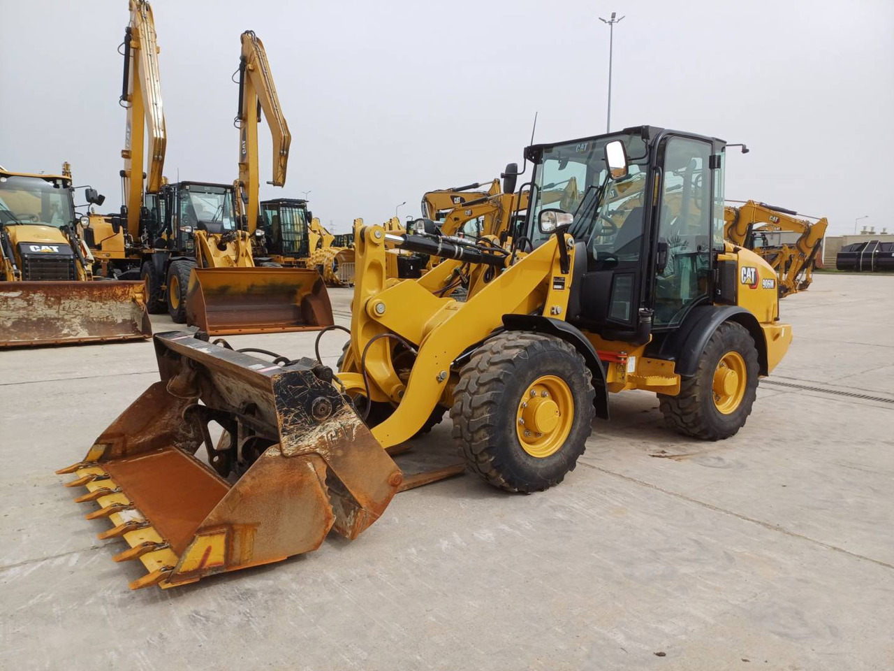 CAT 906M - Chargeuse sur pneus: photos 1 CAT 906M - Chargeuse sur pneus: photos 1
