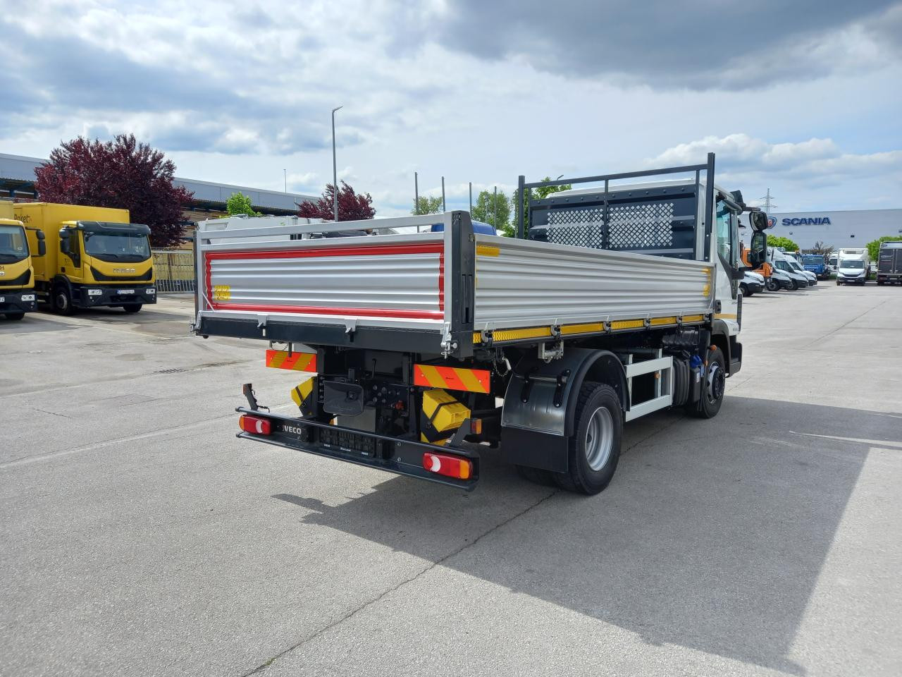 IVECO Eurocargo ML120EL25 - Utilitaire benne: photos 4 IVECO Eurocargo ML120EL25 - Utilitaire benne: photos 4