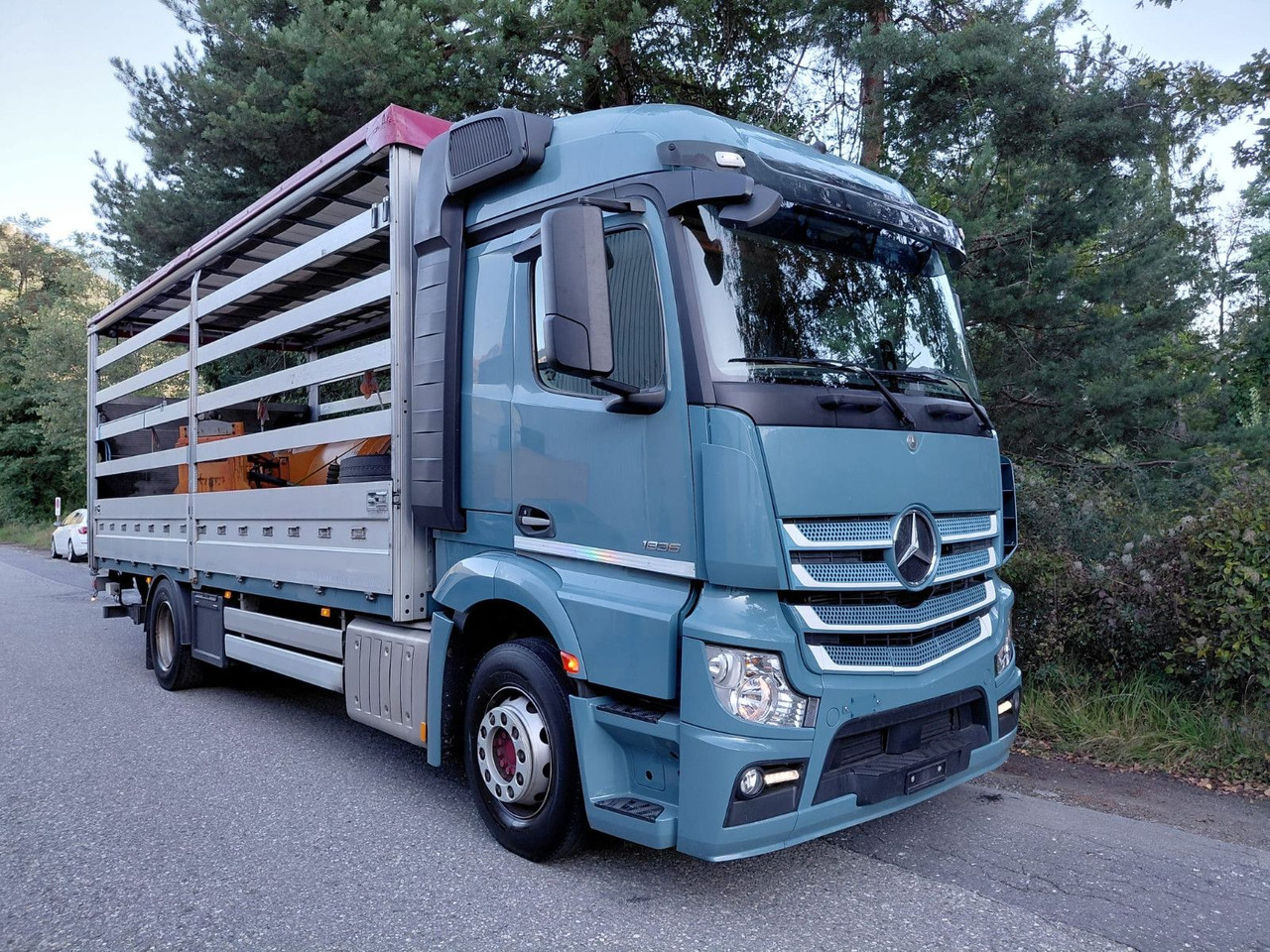 Mercedes-Benz Actros 1836 4x2, E6, Ladebordwand, Fahrschule - Camion à rideaux coulissants: photos 3 Mercedes-Benz Actros 1836 4x2, E6, Ladebordwand, Fahrschule - Camion à rideaux coulissants: photos 3