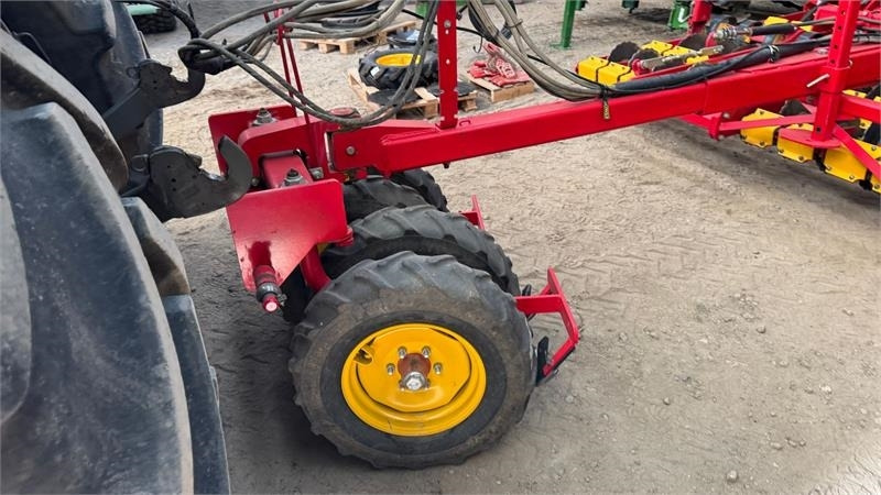 Vaderstad Rapid 400C Rapid 400 C - Combiné de semis: photos 2 Vaderstad Rapid 400C Rapid 400 C - Combiné de semis: photos 2