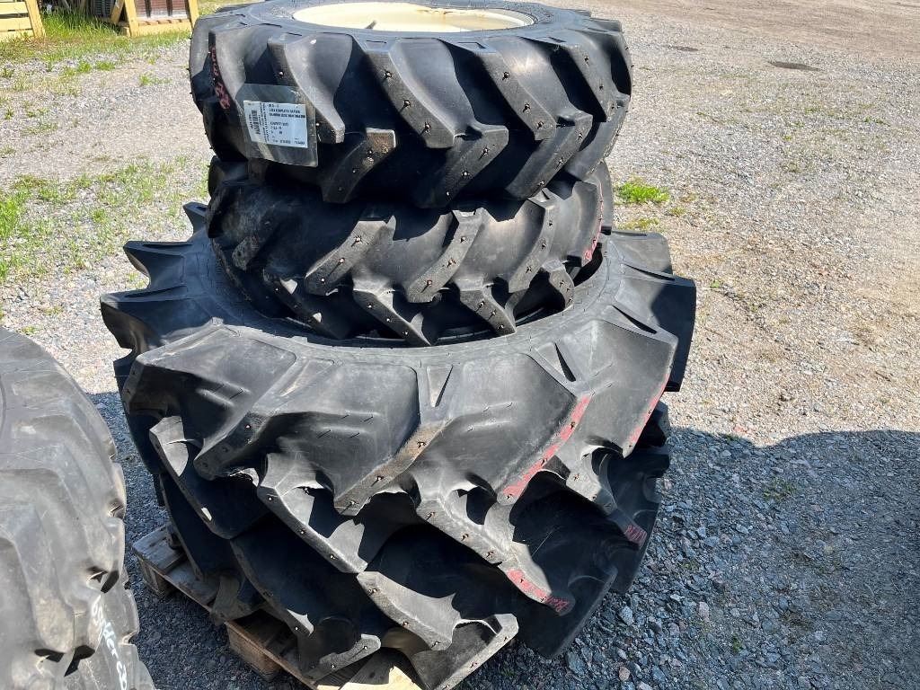 13,6 - 26 9,5-16 Däck Branson Minitraktor - Pneu pour Machine agricole: photos 1 13,6 - 26 9,5-16 Däck Branson Minitraktor - Pneu pour Machine agricole: photos 1