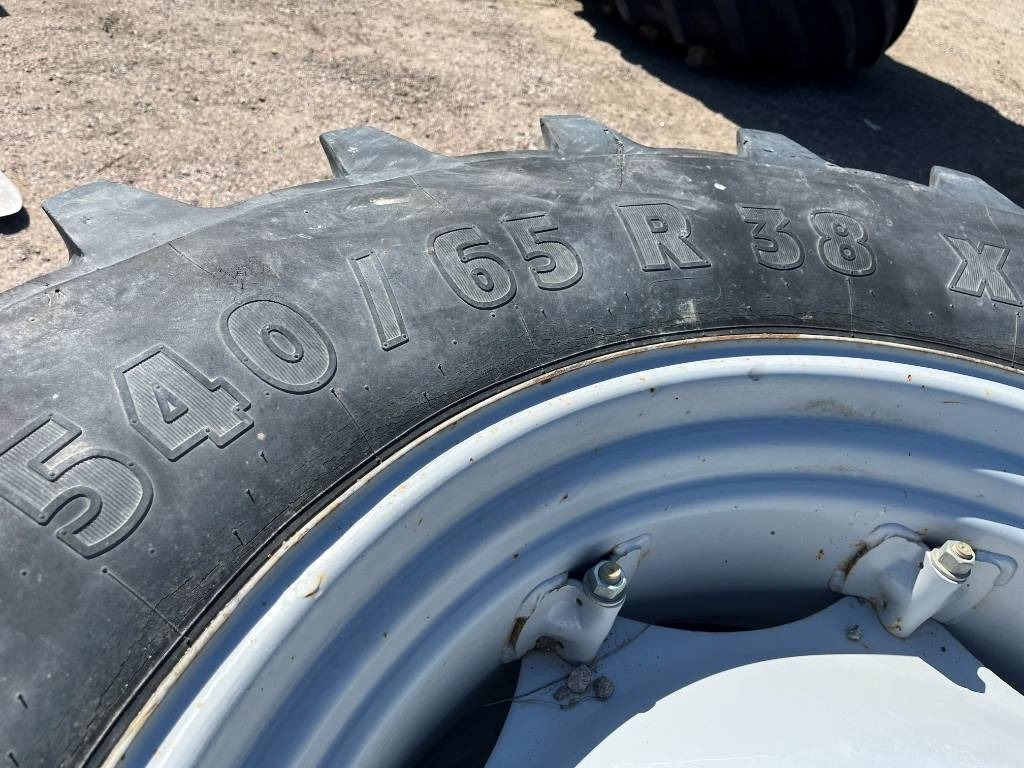 Michelin 540/65R38 till Massey Ferguson 6255 - Pneu pour Machine agricole: photos 4 Michelin 540/65R38 till Massey Ferguson 6255 - Pneu pour Machine agricole: photos 4