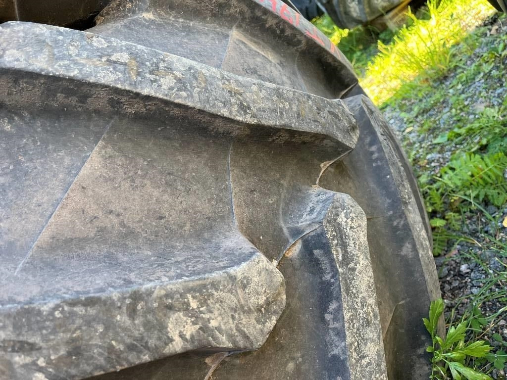 Trelleborg 650/65 42 540/65 30 till Valmet Valtra T174 - Pneu pour Machine agricole: photos 3 Trelleborg 650/65 42 540/65 30 till Valmet Valtra T174 - Pneu pour Machine agricole: photos 3