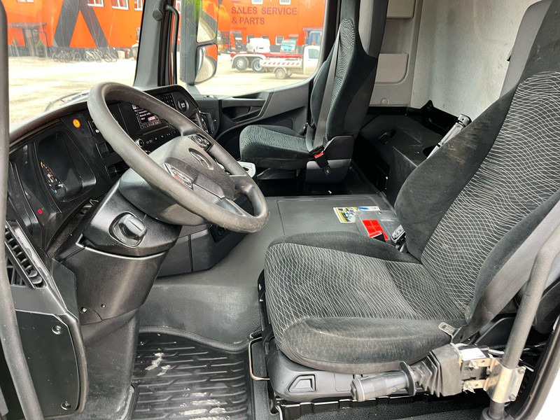 Photo d'intérieur 2: Camion benne Mercedes-Benz Arocs 4151 8x4 BORDMATIC / FULL STEEL / DRUM BRAKES / BOX L=6140 mm