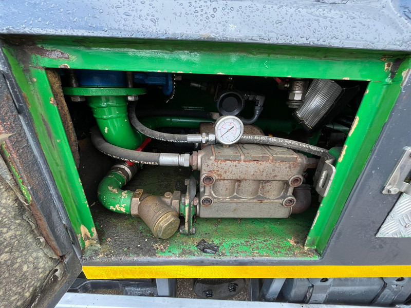 Camion vidangeur Scania P 94 4x2 TANK 9000 I + 1200 l / VACUUM Jurop PR150 / PRESSURE Pratissoli 150 bar / 102 l/min: photos 13 Camion vidangeur Scania P 94 4x2 TANK 9000 I + 1200 l / VACUUM Jurop PR150 / PRESSURE Pratissoli 150 bar / 102 l/min: photos 13