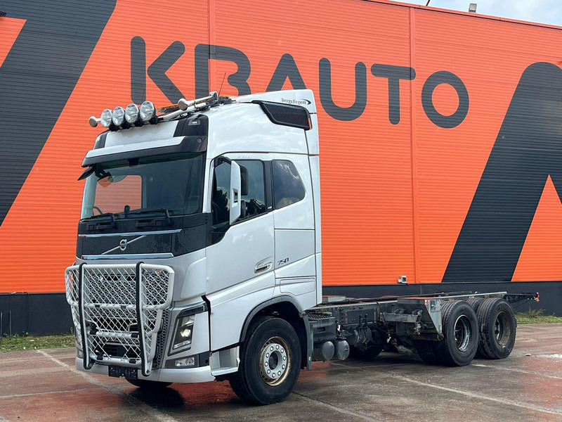 Volvo FH 750 6x4 CHASSIS L=6970 / RETARDER / PTO / TANDEM AXLE LIFT - Châssis cabine: photos 1 Volvo FH 750 6x4 CHASSIS L=6970 / RETARDER / PTO / TANDEM AXLE LIFT - Châssis cabine: photos 1