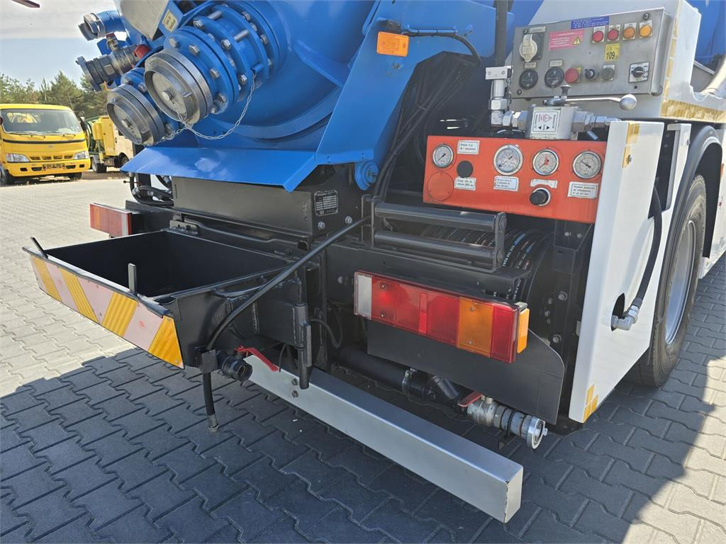 Véhicule de voirie/ Spécial Renault 4x2 WUKO RIVARD for collecting liquid waste: photos 18 Véhicule de voirie/ Spécial Renault 4x2 WUKO RIVARD for collecting liquid waste: photos 18