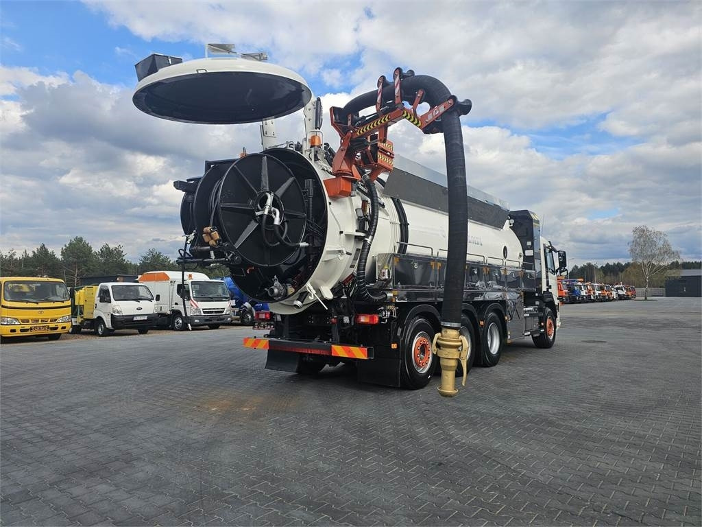 Volvo WUKO ADR ROLBA FOR CLEANING CHANNELS COMBI - Camion vidangeur: photos 3 Volvo WUKO ADR ROLBA FOR CLEANING CHANNELS COMBI - Camion vidangeur: photos 3