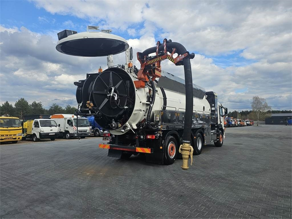 Volvo WUKO ADR ROLBA FOR CLEANING CHANNELS COMBI - Camion vidangeur: photos 1 Volvo WUKO ADR ROLBA FOR CLEANING CHANNELS COMBI - Camion vidangeur: photos 1