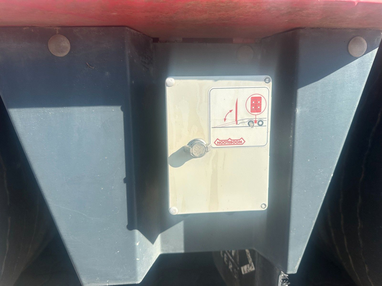 Nooteboom 4 achs anhänger / Doppelt rampen - Remorque porte-engin surbaissée: photos 5 Nooteboom 4 achs anhänger / Doppelt rampen - Remorque porte-engin surbaissée: photos 5