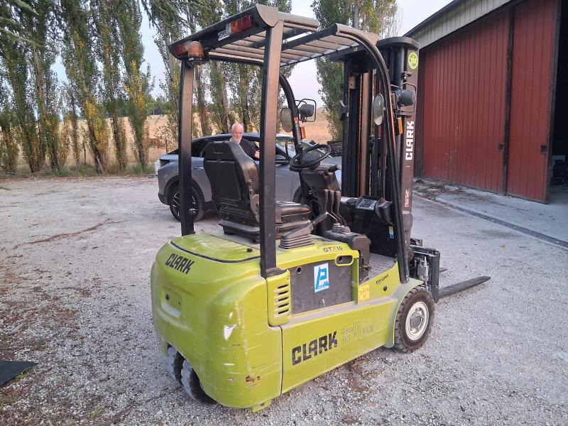 Clark GTX16 - Chariot élévateur électrique: photos 3 Clark GTX16 - Chariot élévateur électrique: photos 3