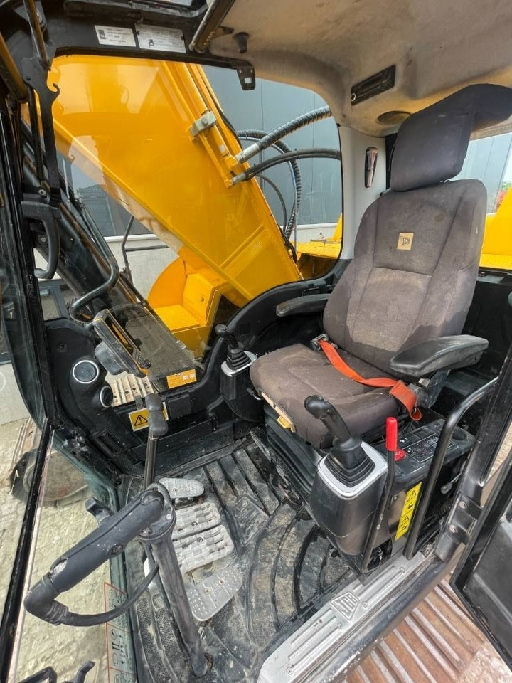Pelle sur chenille JCB JS300LC -- JS 300 LC: photos 25