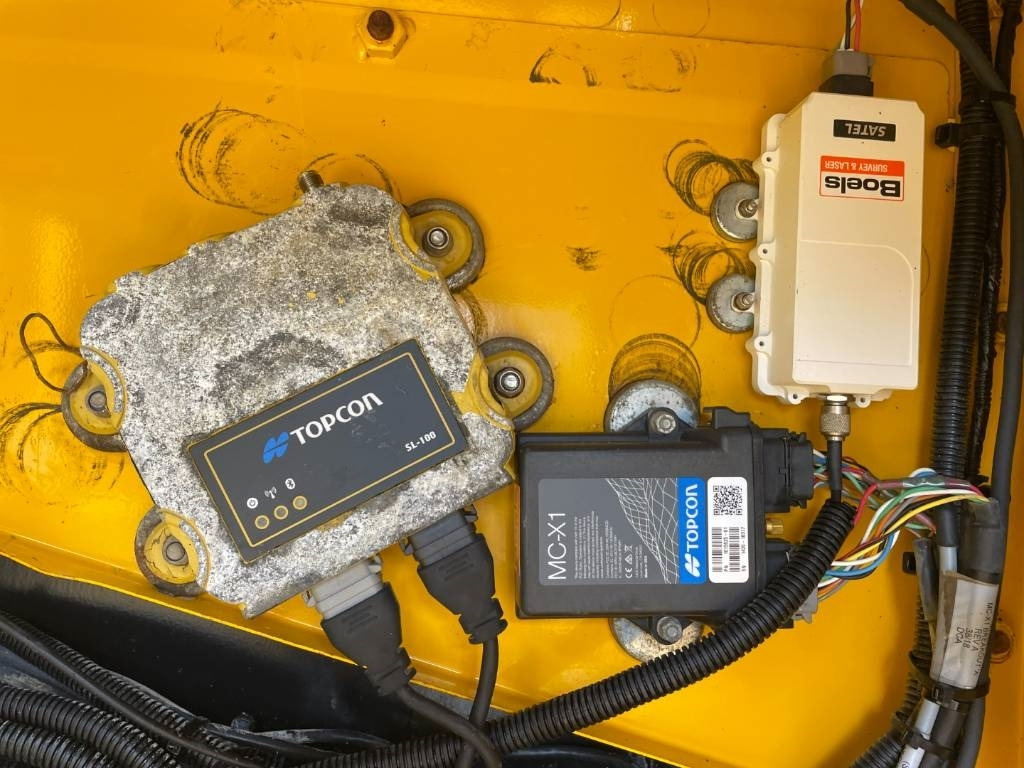 Pelle sur chenille JCB JS300LC -- JS 300 LC: photos 16