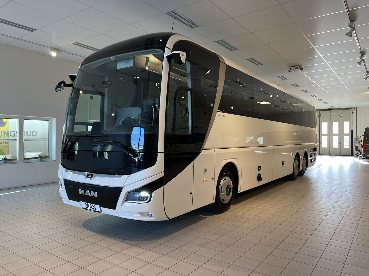 MAN Lions Coach R08 Euro 6E (Dark Edition) - Autocar: photos 3 MAN Lions Coach R08 Euro 6E (Dark Edition) - Autocar: photos 3