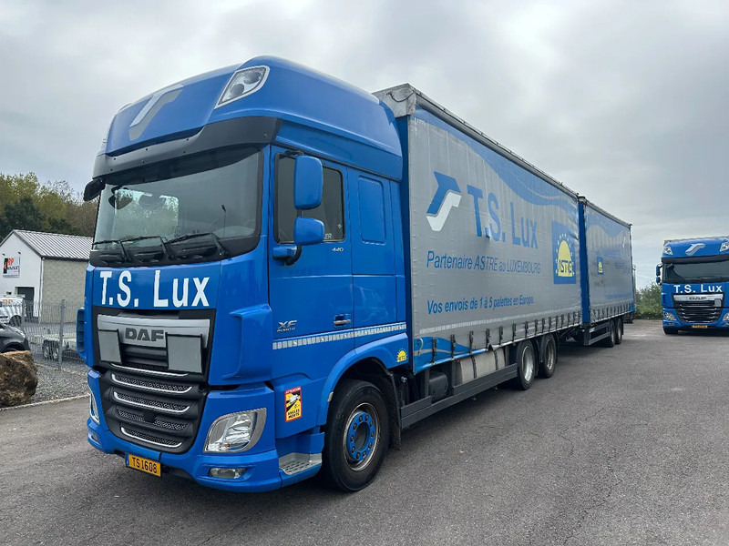 DAF XF 440 6x2 / SUPERSPACECAB / KOMBI MIT ANHANGER SCHMITZ 2016 / DURCHLADEN / 2 STUCK - Camion à rideaux coulissants: photos 1 DAF XF 440 6x2 / SUPERSPACECAB / KOMBI MIT ANHANGER SCHMITZ 2016 / DURCHLADEN / 2 STUCK - Camion à rideaux coulissants: photos 1