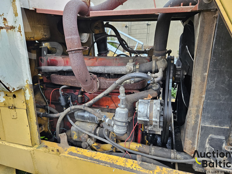 Chargeuse sur pneus International 520A: photos 12