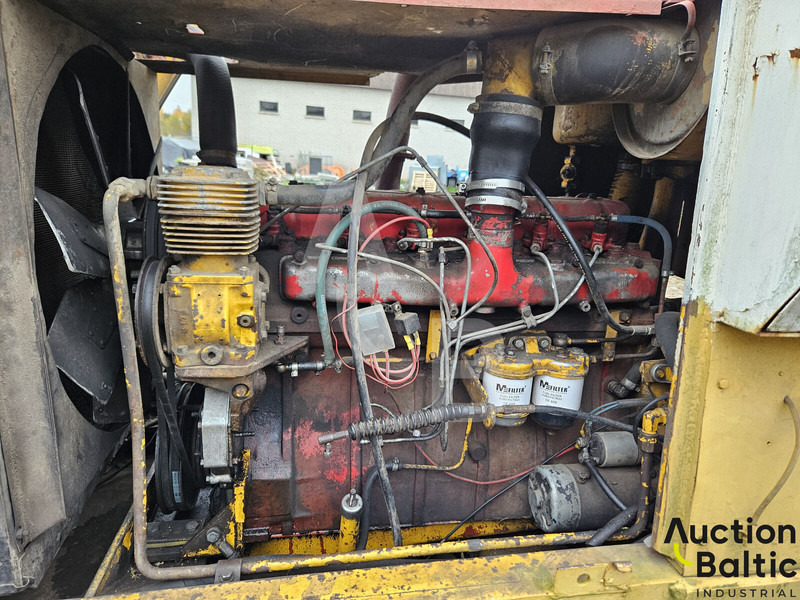 Chargeuse sur pneus International 520A: photos 17