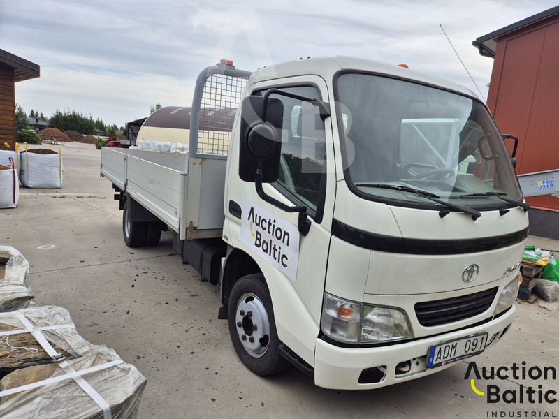Toyota Dyna 150 - Utilitaire plateau: photos 2 Toyota Dyna 150 - Utilitaire plateau: photos 2