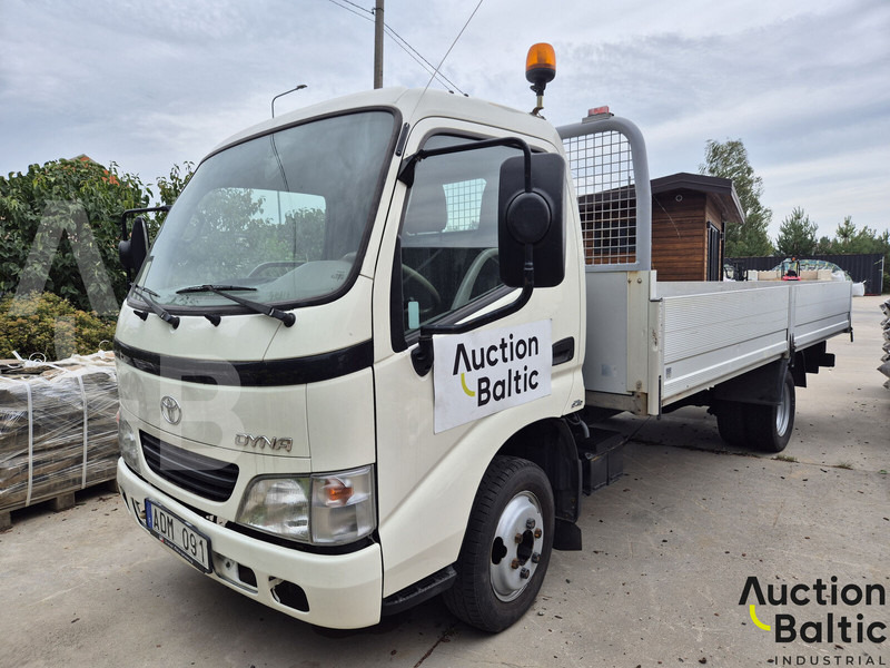 Toyota Dyna 150 - Utilitaire plateau: photos 1 Toyota Dyna 150 - Utilitaire plateau: photos 1