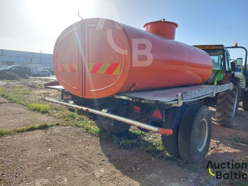 Trailer for transporting and watering water - Remorque citerne: photos 3 Trailer for transporting and watering water - Remorque citerne: photos 3