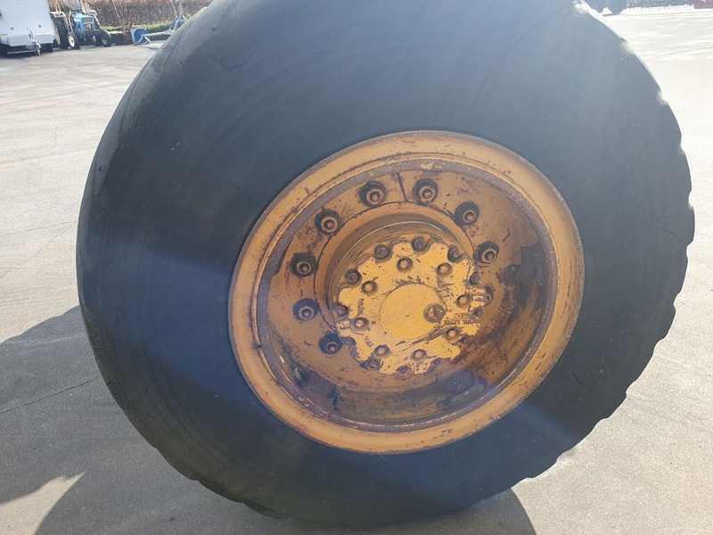 Vissers Mechanisatie As met banden - Essieu et pièces pour Camion: photos 2 Vissers Mechanisatie As met banden - Essieu et pièces pour Camion: photos 2