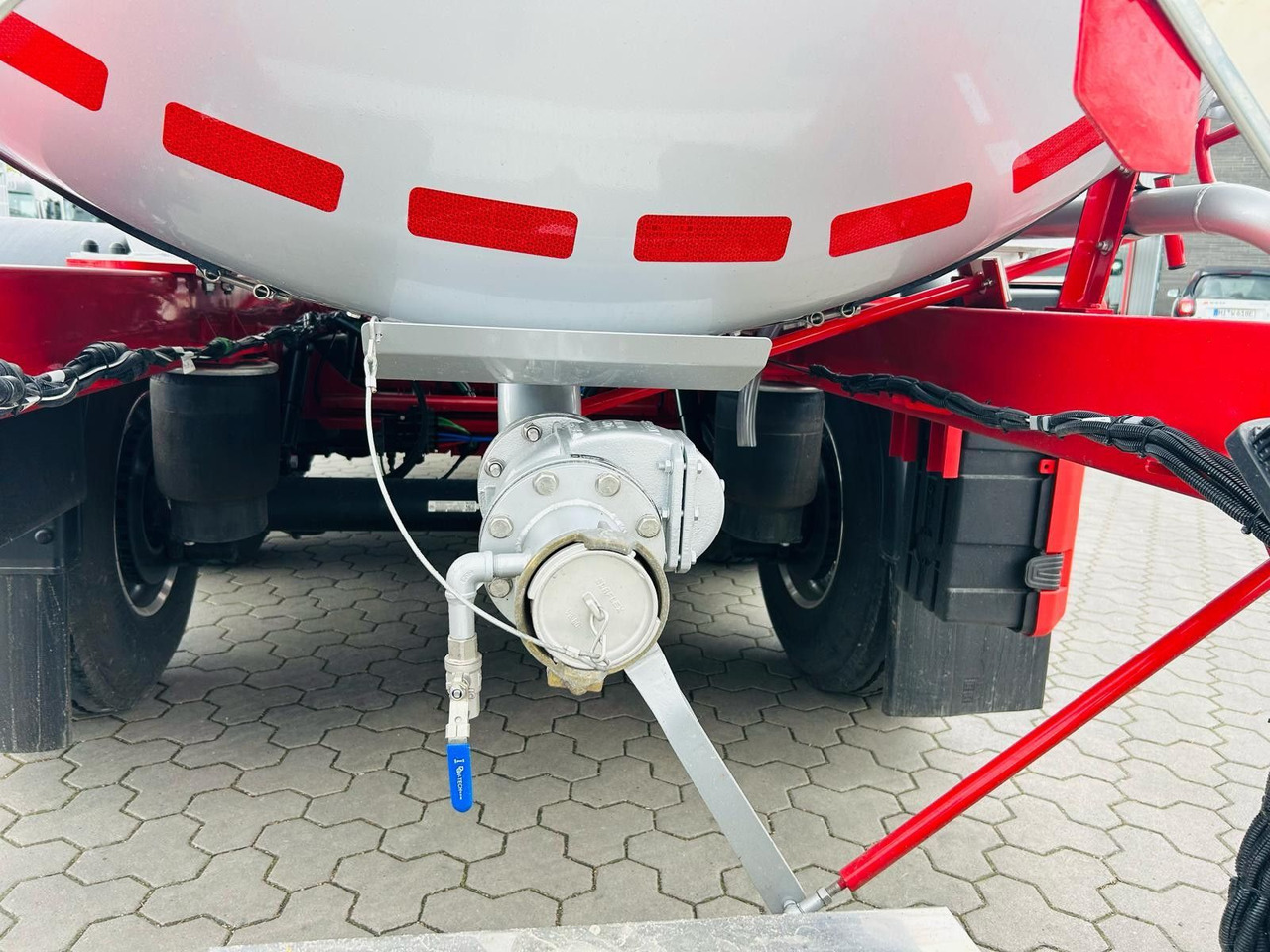 Semi-remorque citerne Kässbohrer STS.SS Edelstahl Tankauflieger Bitumen 32m³: photos 11 Semi-remorque citerne Kässbohrer STS.SS Edelstahl Tankauflieger Bitumen 32m³: photos 11