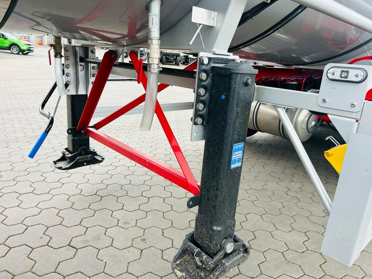 Semi-remorque citerne Kässbohrer STS.SS Edelstahl Tankauflieger Bitumen 32m³: photos 9 Semi-remorque citerne Kässbohrer STS.SS Edelstahl Tankauflieger Bitumen 32m³: photos 9