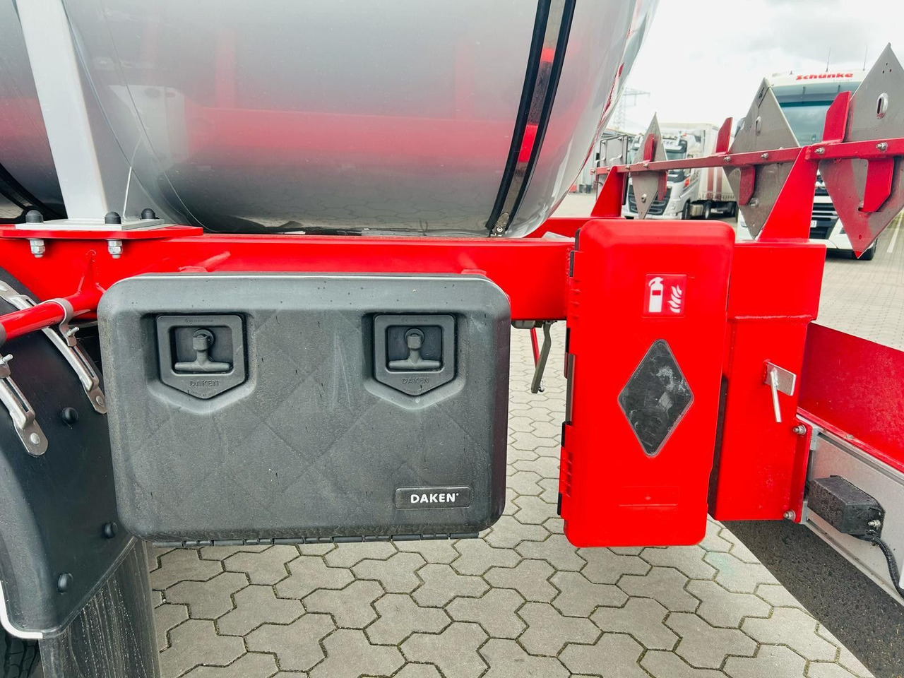 Semi-remorque citerne Kässbohrer STS.SS Edelstahl Tankauflieger Bitumen 32m³: photos 8 Semi-remorque citerne Kässbohrer STS.SS Edelstahl Tankauflieger Bitumen 32m³: photos 8