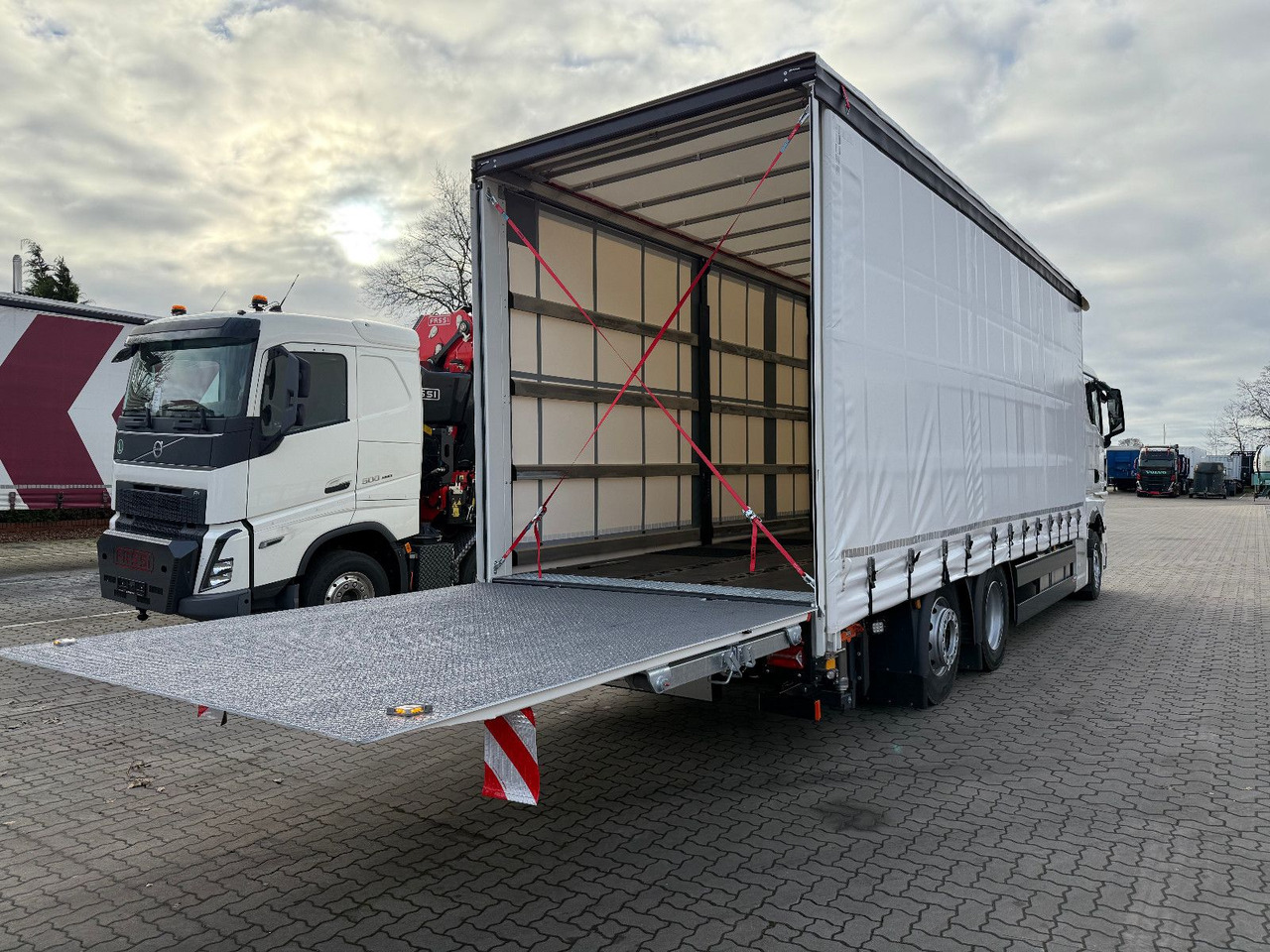 MAN TGX 26.440 6x2 LL Schwerlast Ladebordwand/Rampe - Camion à rideaux coulissants: photos 3 MAN TGX 26.440 6x2 LL Schwerlast Ladebordwand/Rampe - Camion à rideaux coulissants: photos 3
