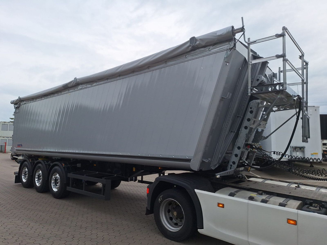 Schmitz Cargobull Kipper 52m³ mit gekröpftem Chassis - Semi-remorque benne: photos 2 Schmitz Cargobull Kipper 52m³ mit gekröpftem Chassis - Semi-remorque benne: photos 2
