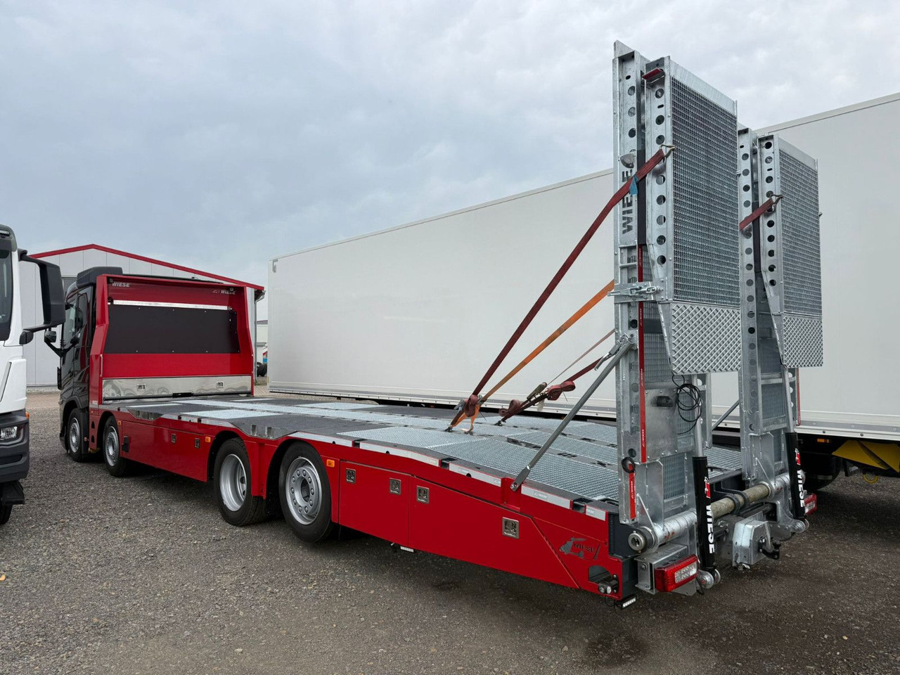 Volvo Arbeitsbühnen Baumaschinentransporter mit Rampen - Camion plateau: photos 3 Volvo Arbeitsbühnen Baumaschinentransporter mit Rampen - Camion plateau: photos 3