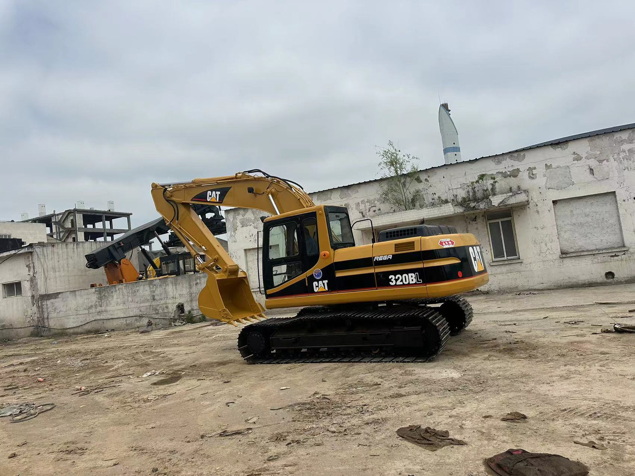 CATERPILLAR 320BL - Pelle sur chenille: photos 3 CATERPILLAR 320BL - Pelle sur chenille: photos 3