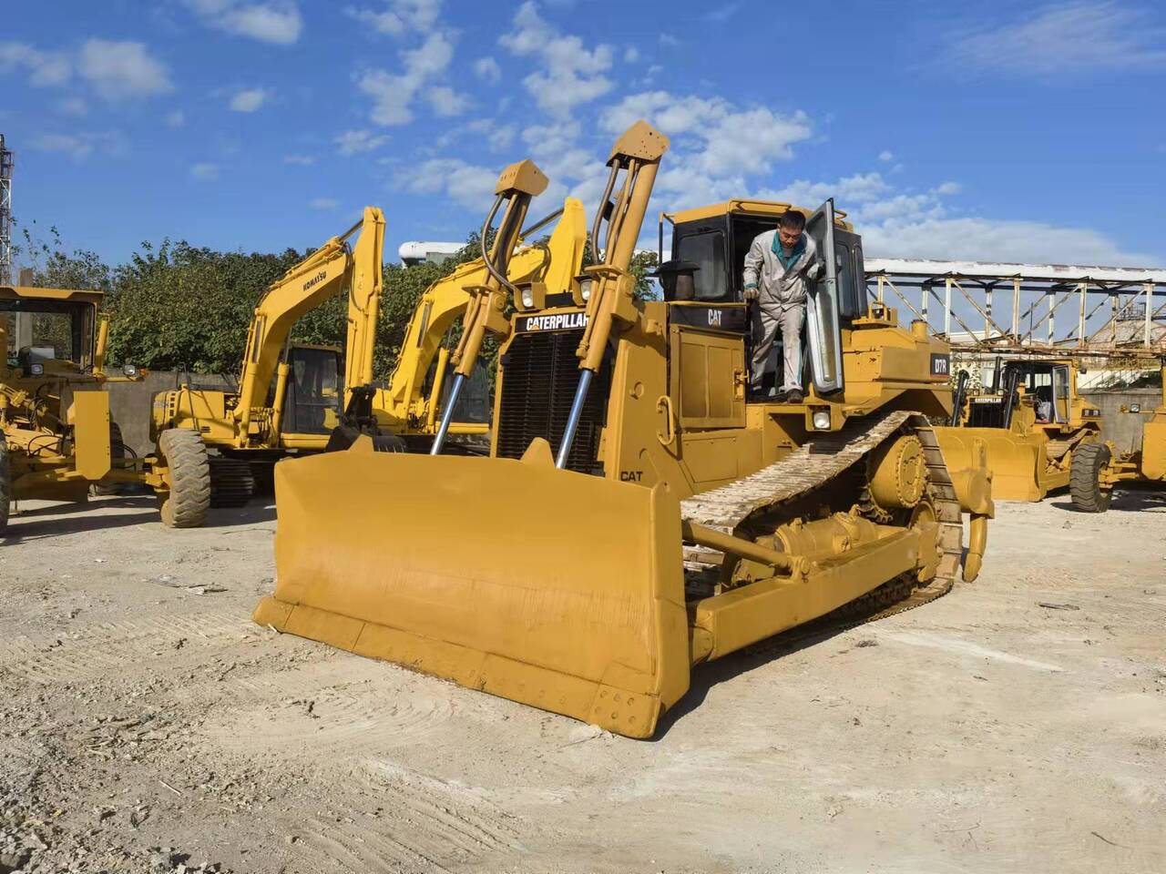 CATERPILLAR D7R - Bulldozer: photos 1 CATERPILLAR D7R - Bulldozer: photos 1
