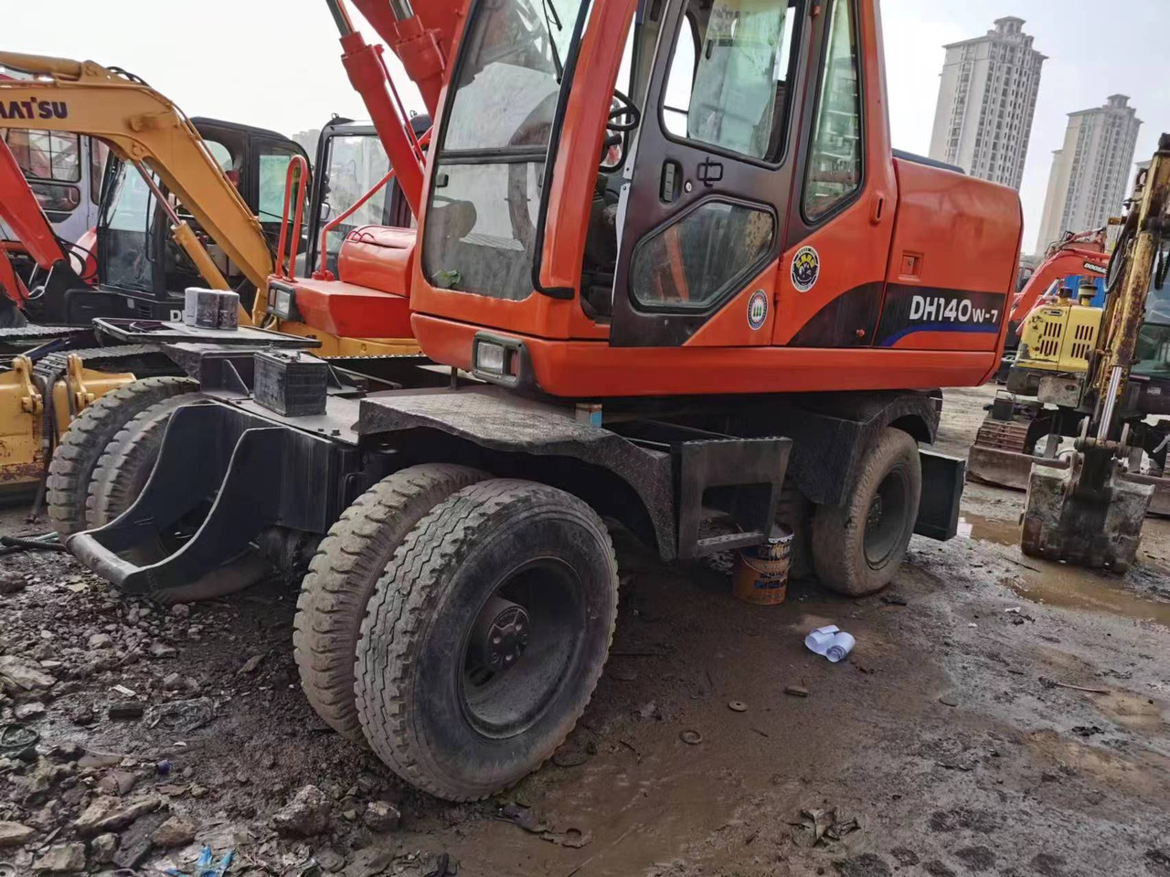 DOOSAN DH140W-7 - Pelle sur pneus: photos 2 DOOSAN DH140W-7 - Pelle sur pneus: photos 2