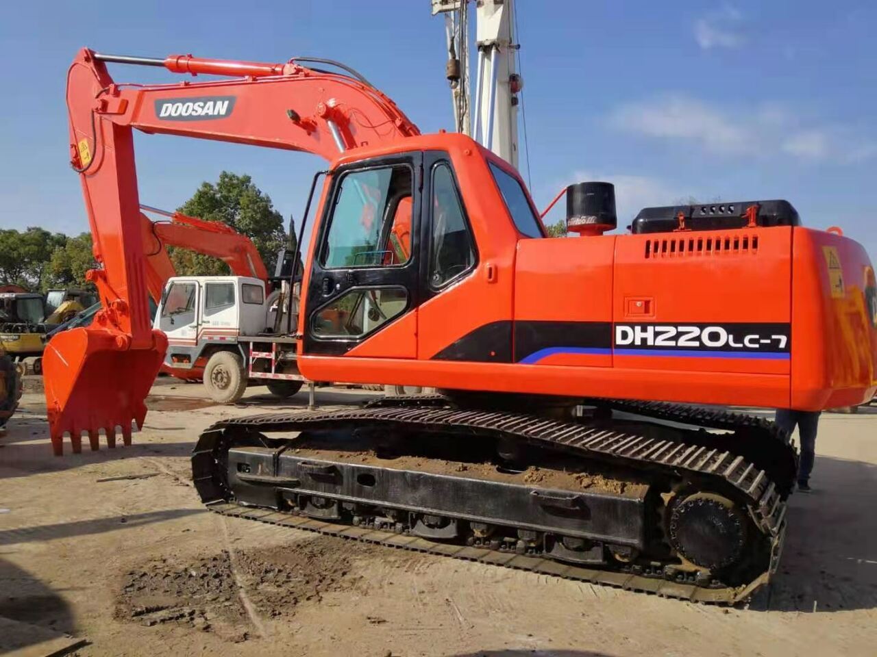 DOOSAN DH220LC - Pelle sur chenille: photos 1 DOOSAN DH220LC - Pelle sur chenille: photos 1