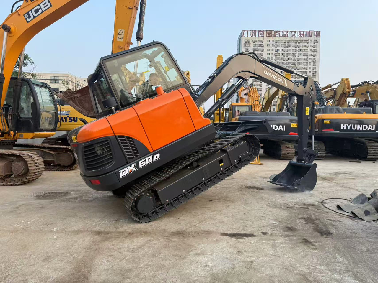 DOOSAN DX60D-10 - Pelle sur chenille: photos 2 DOOSAN DX60D-10 - Pelle sur chenille: photos 2
