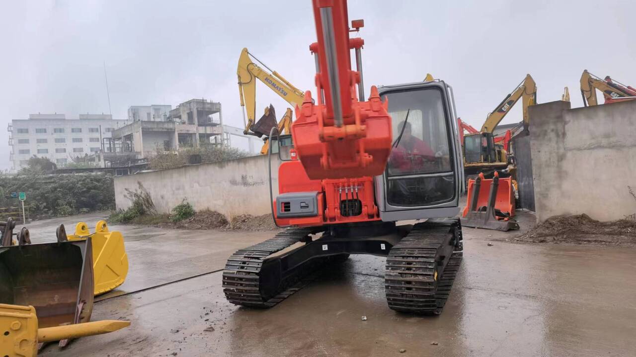 HITACHI EX120-5 - Pelle sur chenille: photos 2 HITACHI EX120-5 - Pelle sur chenille: photos 2