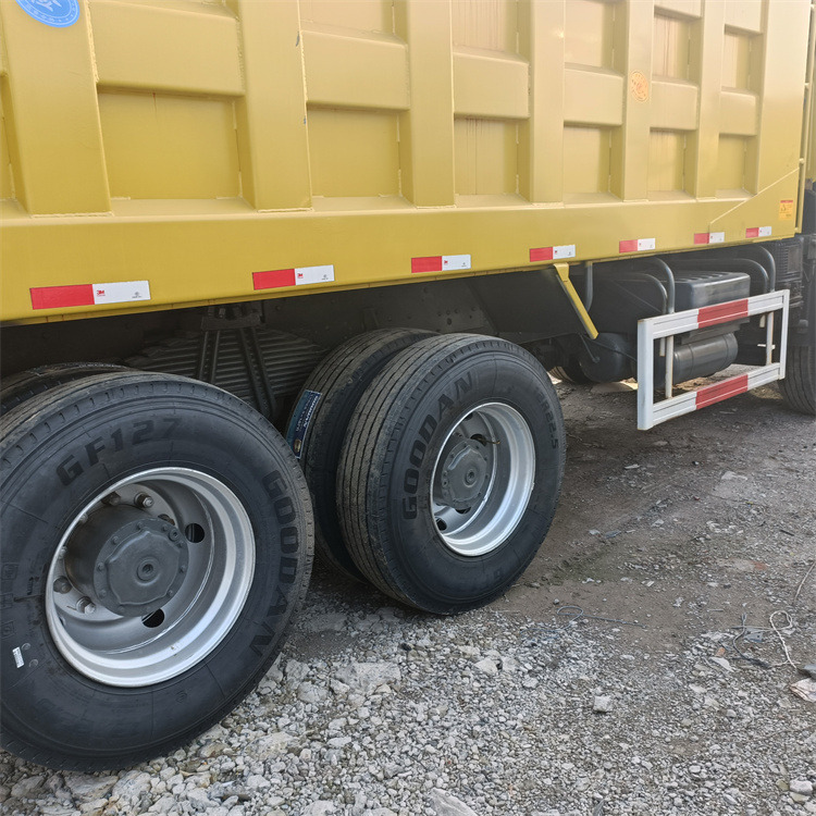 Camion benne HOWO HOWO 6x4 375 -yellow tipper: photos 8