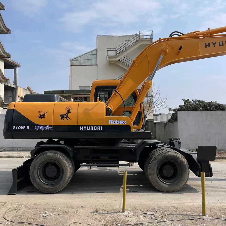 HYUNDAI 210W-9 - Pelle sur pneus: photos 2 HYUNDAI 210W-9 - Pelle sur pneus: photos 2
